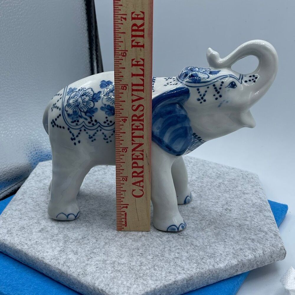 Vintage ceramic elephant figurine blue white floral - Picture 6 of 9